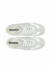 Sive sive tenisice s bijelim kožnim detaljima. Značajke uključuju bijele vezice, okrugli vrh i gumeni potplat. Logo "BIANCO" unutar.