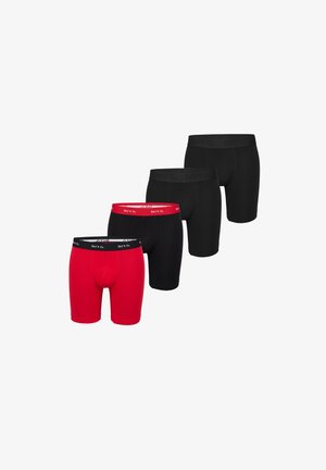 Fire par boxer shorts: to sorte med sorte elastiske taljer, en sort med rød talje og et rødt par med rød talje.