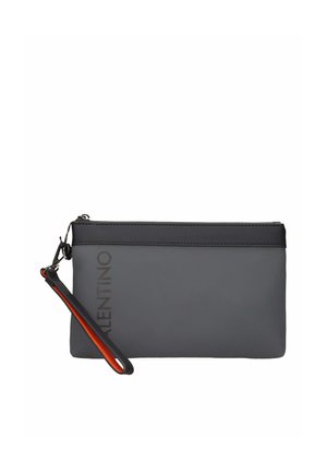 Borsetta da polso grigia e nera con cerniera e cinturino da polso removibile che mostra la fodera interna di un brillante arancione, marchiata con il testo "VALENTINO".