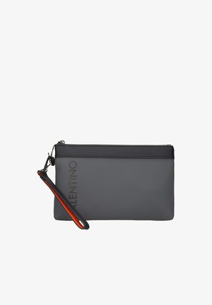 Borsetta da polso grigia e nera con cerniera e cinturino da polso removibile che mostra la fodera interna di un brillante arancione, marchiata con il testo "VALENTINO".