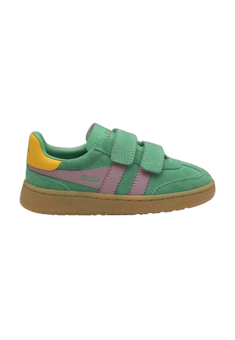 Zapatillas de ante verdes con detalles en rosa y tacón amarillo. Con tiras de velcro, suela de goma y dos juegos de rayas a los lados.