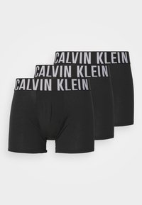 Tri par crnih bokserica s širokim sivim pojasom Calvin Klein. Mekana tkanina, prilagođen dizajn i bez vidljivih uzoraka ili akcenta.