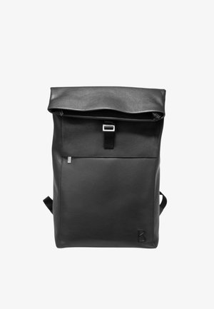 Czarny skórzany plecak z zamknięciem typu roll-top, przednią kieszenią i srebrnym akcentem klamry. Posiada paski na ramiona i gładką teksturę.