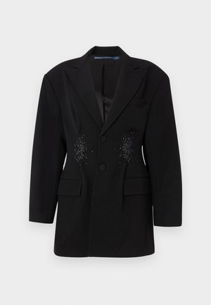 Sacou negru cu design croitorit, prevăzut cu două buzunare frontale și decorațiuni cu mici mărgele în zona pieptului. Închidere cu un singur nasture.