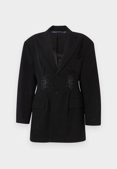 Černé sako s vypasovaným střihem, s dvěma předními kapsami a zdobením drobnými korálky na hrudníku. Zapínání na jeden knoflík.