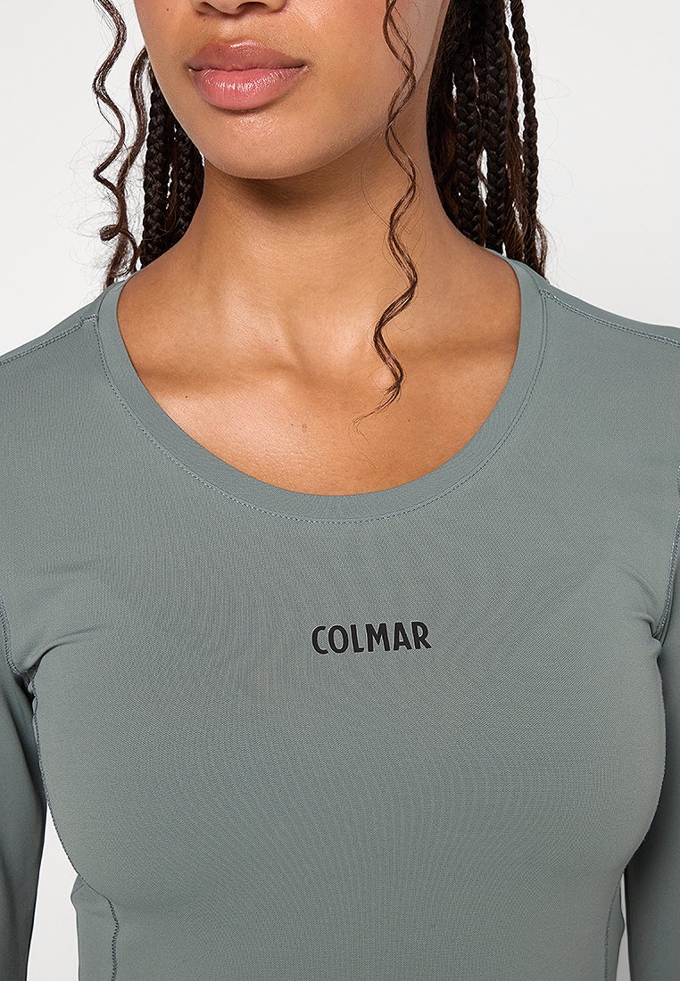 Langärmliges, enges Oberteil aus einem gedeckten grünen Stoff. Hat einen runden Halsausschnitt und ein schwarzes "COLMAR"-Logo auf der Brust. Angenehme, glatte Textur.