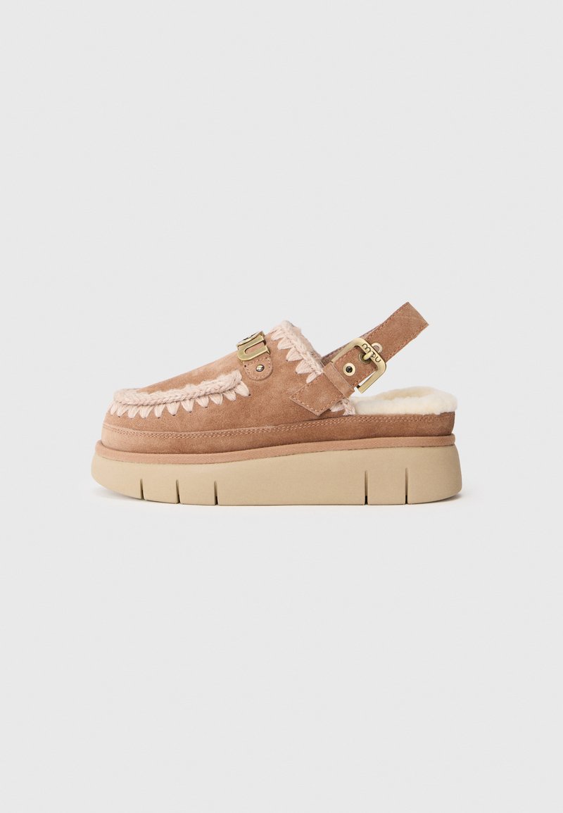 Pantofole in suede rosa con un elegante bordo crema, una soletta imbottita, una spessa suola beige e un dettaglio con fibbia dorata.
