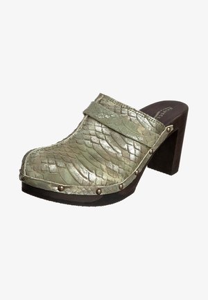 Zueco de tacón alto con parte superior estampada en piel de serpiente metálica verde y suela de madera oscura, decorado con pequeños tachones metálicos redondos a lo largo del borde.