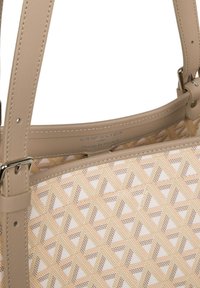 Sac à main beige avec un motif texturé en formes géométriques jaunes et brunes. Doté de anses en cuir réglables et d'accents en métal argenté.