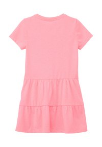 Rosa Kurzarmkleid aus weichem Stoff, mit einem gestuften Saum und Rüschen sowie einem Rundhalsausschnitt.