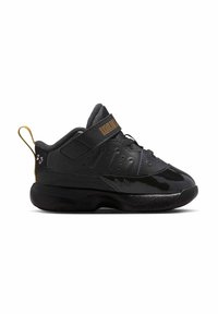 Zapato deportivo negro con parte superior sintética lisa, cuello acolchado y suela de goma. Cuenta con un detalle dorado en la correa y detalles en relieve.