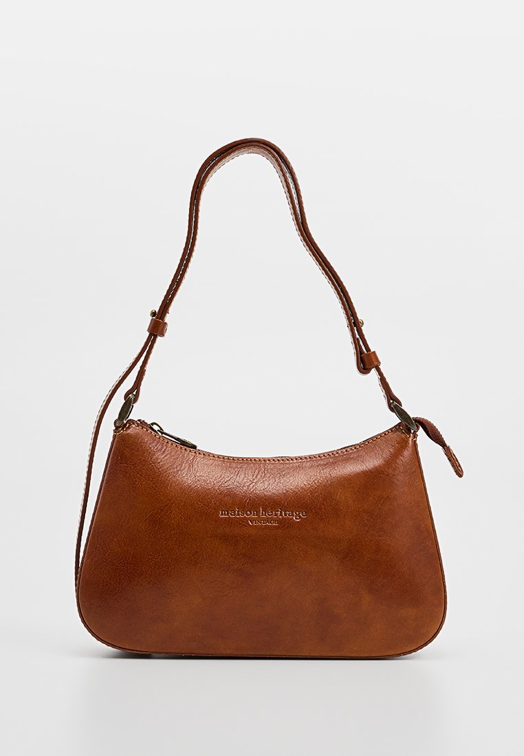 Braune Leder Schultertasche mit gewölbtem oberen Teil, Reißverschluss, verstellbarem Trageriemen und "maison héritage VINTAGE" geprägt auf der Vorderseite.