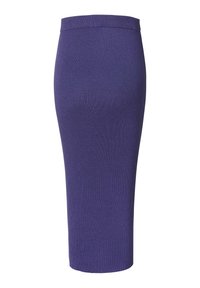 Paarse geribbelde gebreide kokerrok met hoge taille en midi-lengte, ontworpen voor een aansluitende silhouet.