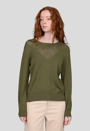 Pull en tricot vert olive avec un col large, présentant un motif texturé en losanges aux épaules et des bords-côtes aux poignets et à l'ourlet.