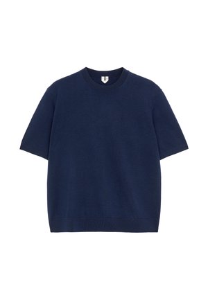 T-shirt bleu marine à manches courtes avec col rond, col, poignets et ourlet côtelés, présenté sur un fond blanc.