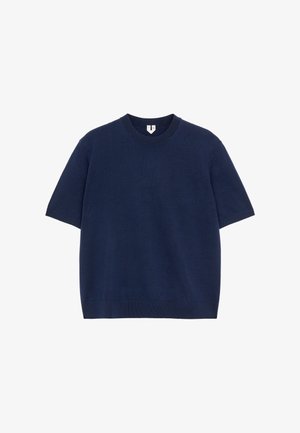 Granatowy T-shirt z krótkim rękawem i okrągłym dekoltem, z prążkowanym kołnierzem, mankietami i dołem, prezentowany na białym tle.