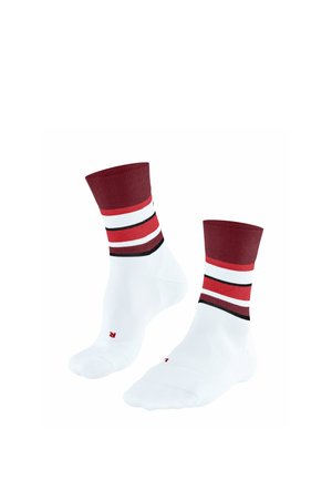 Paar weiße Knöchelsocken mit burgunderroten Bündchen und horizontalen Streifen in Rot, Weiß, Schwarz und Burgunderrot unterhalb der Bündchen.