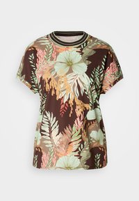 Brun t-skjorte med et levende tropisk blomstertrykk i grønn, fersken og rød. Kort erm, rund hals og avslappet passform.