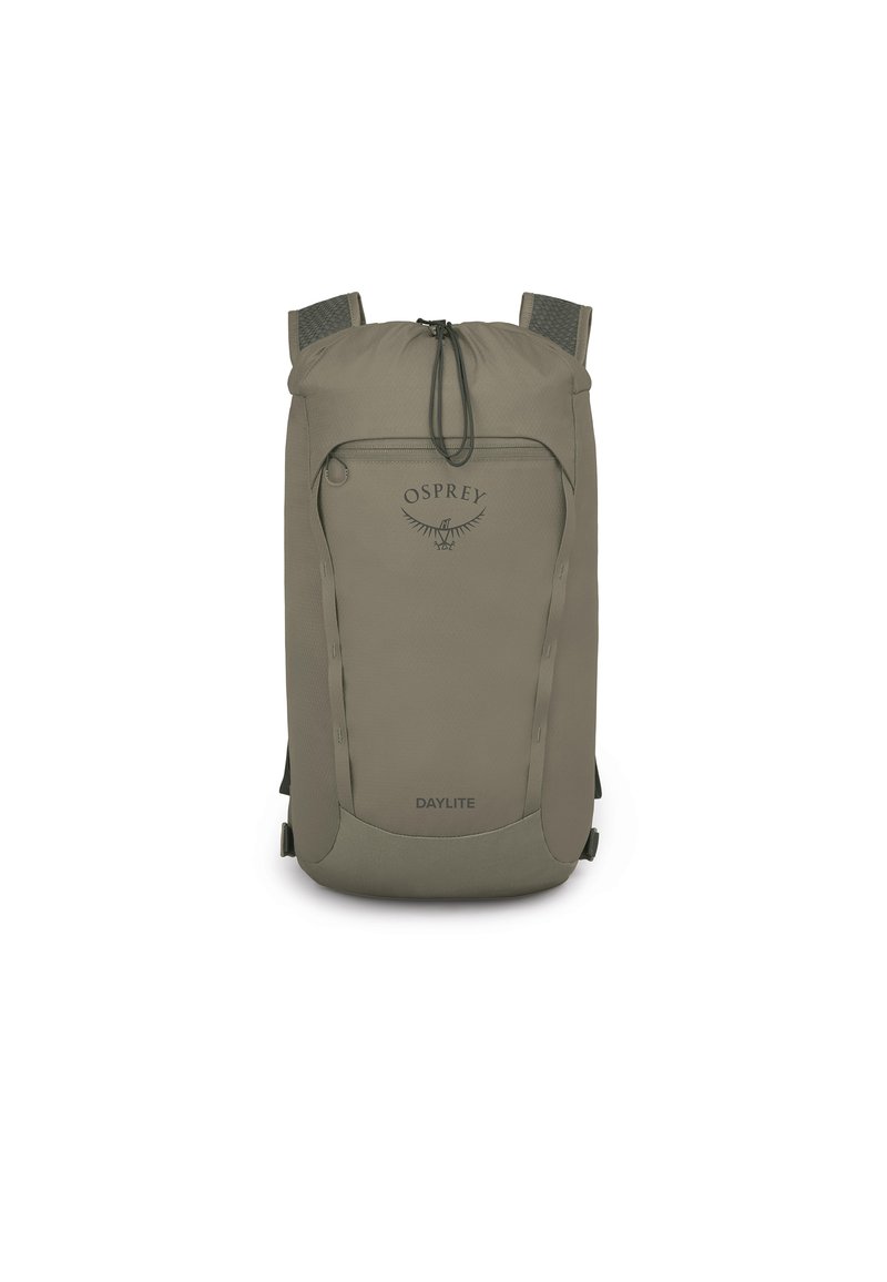 Mochila de nailon verde con cierre de cordón, que cuenta con un bolsillo delantero con cremallera, el logo de Osprey, correas acolchadas y un diseño elegante y aerodinámico.