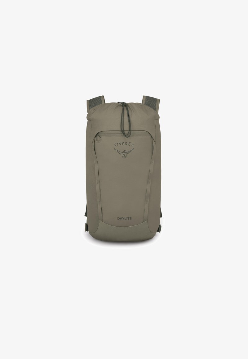 Mochila de nailon verde con cierre de cordón, que cuenta con un bolsillo delantero con cremallera, el logo de Osprey, correas acolchadas y un diseño elegante y aerodinámico.