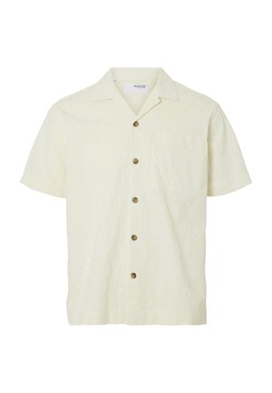 Košulja kratkih rukava, svijetložute boje s teksturiranim cvjetnim uzorkom, pet smeđih dugmadi, kragnom i jednim džepom na prsima.