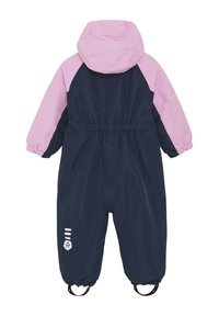 Marinblå och rosa vattentät overall för barn med huva, elastisk midja och handledsmuddar; har fotremmar och en logodetalj på benet.