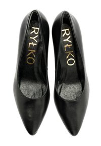Czarne skórzane szpilki z ostrym noskiem, o gładkiej fakturze i delikatnym połysku. Wnętrze zdobi wytłoczone na złoto logo "RYŁKO".
