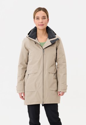 Beige wasserdichte Jacke mit schwarzer Kapuze, Reißverschluss auf der Vorderseite, zwei vorderen Taschen und verstellbaren Manschetten; glatte Textur und elegantes Design.
