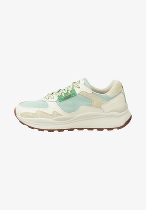 Die Sneakers sind aus einer Kombination von hellblauen und cremefarbenen Materialien gefertigt, mit strukturierten Wildlederelementen, grünen Schnürsenkeln und einer klobigen weißen Sohle.