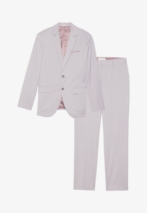 Šviesiai levandų kostiumas apima vieno mygtuko švarką su dviem mygtukais, iškirpimu ir derančiais keliais, abu su lygiu paviršiumi.