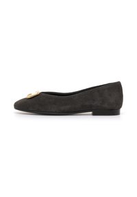 Bailarinas de ante negro con punta redondeada, tacón bajo y un acento decorativo de hardware dorado en la parte frontal. Textura suave y diseño minimalista.