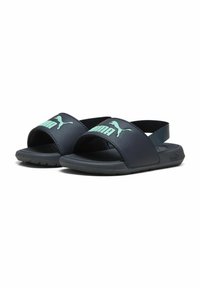 Morske plave slide sandale s teksturiranim gumenim materijalom, otvorenim prstima, širokom trakom na kojoj se nalazi mint zeleni Puma logo, mekim uloškom i izdržljivom potplatom.