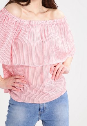 Top rosa chiaro off-the-shoulder con strisce verticali bianche, scollatura arricciata e design a strati. Abbinato a jeans in denim.