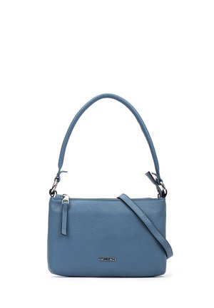 Pequeño bolso de mano de cuero azul con cremallera superior, asa corta, correa de hombro desmontable y logotipo de la marca de metal en el frente.