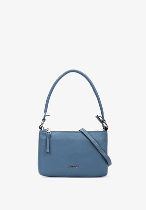 Petit sac à main en cuir bleu avec fermeture éclair sur le dessus, poignée courte, bandoulière amovible et logo de marque en métal sur le devant.