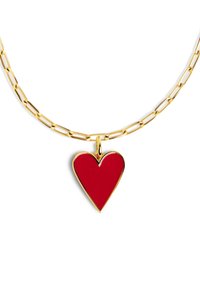 Collar de cadena de oro con eslabones alargados y un colgante brillante en forma de corazón rojo bordeado en oro.