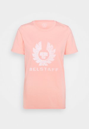 T-shirt rose clair à manches courtes avec un logo Belstaff blanc vieilli, présentant un emblème ailé et le nom de la marque en dessous.