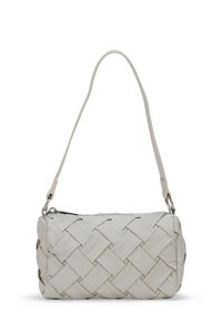 Bolso de mano de cuero trenzado blanco con forma rectangular, con una correa de hombro delgada y un cierre de cremallera en la parte superior.