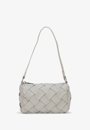 Bolso de mano de cuero trenzado blanco con forma rectangular, con una correa de hombro delgada y un cierre de cremallera en la parte superior.