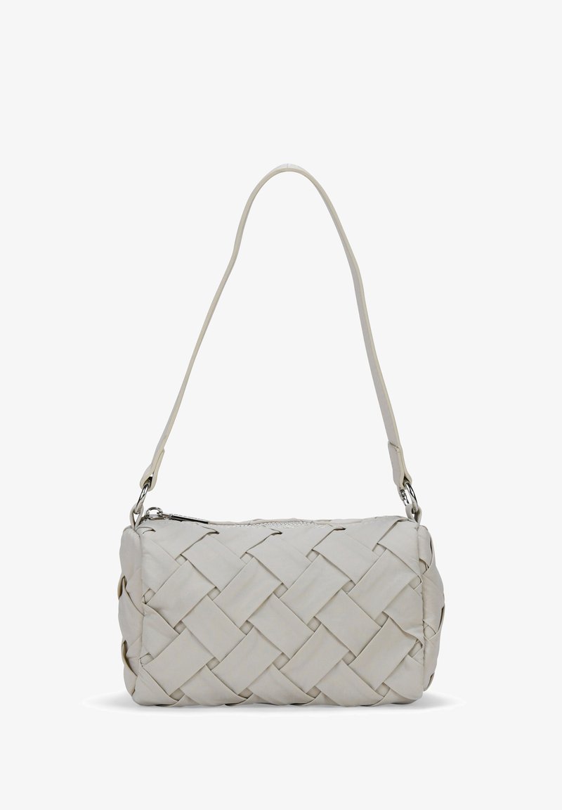 Bolso de mano de cuero trenzado blanco con forma rectangular, con una correa de hombro delgada y un cierre de cremallera en la parte superior.