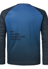 Langärmliges Hemd in einem Verlauf von Blau mit schwarzen Akzenten. Der Text lautet: "HEY NATURE, THANKS FOR THE RIDE." Sanfter, leichter Stoff.