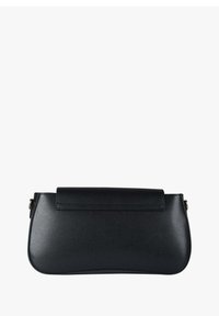 Borsa clutch in pelle nera con texture liscia, forma concava e patta ripiegata. Caratterizzata da dettagli in oro sulla tracolla.