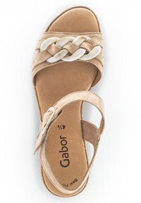 Beżowe sandały Gabor z plecionym wykończeniem w jasnym kremowym kolorze. Miękki zamsz, regulowany pasek i wyściółka amortyzująca.