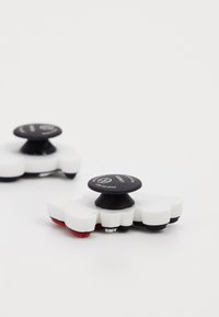 Zwart-witte fidget spinner met een ronde vorm; zwarte, getextureerde knoppen bovenop; rode en zwarte accenten op de basis.