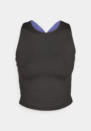 Top preto sem mangas com uma textura suave, apresentando um decote em V baixo e um forro interior azul contrastante nos ombros.
