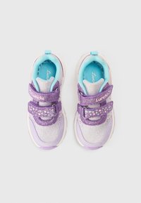 Παιδικά αθλητικά παπούτσια σε μοβ και ασημί χρώμα με δύο λουριά βέλκρο, υφασμάτινο επάνω μέρος με υφή και εσωτερική σόλα σε ανοιχτό γαλάζιο. Διακοσμημένα με λάμψεις και πουά.