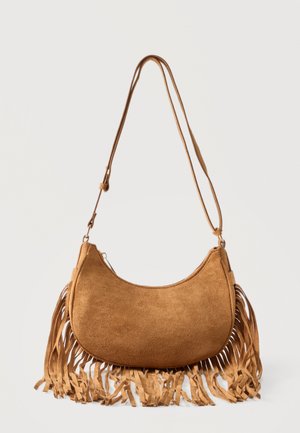 Bolso de hombro marrón de ante con forma de media luna, con correa larga y detalles de flecos a lo largo de los bordes inferiores sobre un fondo blanco.