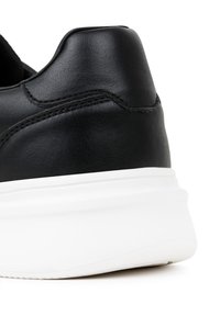 Czarne syntetyczne sneakersy o gładkiej fakturze, z wyściełanym kołnierzem, białą gumową podeszwą i starannym wykończeniem szwów.