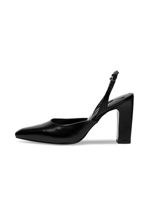 Czarny lakierowany czółenka na obcasie typu slingback z pointed toe, szerokim klockiem i regulowanym paskiem na kostce. Gładka faktura z minimalnymi zdobieniami.