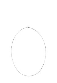 Stříbrný řetízek s hladkým povrchem, obsahující vzájemně propojené články, jemně zkroucený design a bezpečné zapínání.